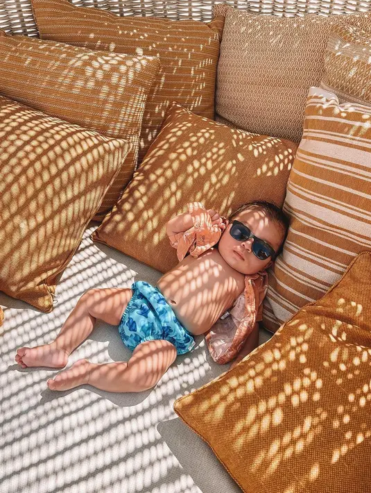 Lihat gaya Issa yang tengah berjemur usai berenang bikin gemas kan? (Foto: Instagram/@indpriw)