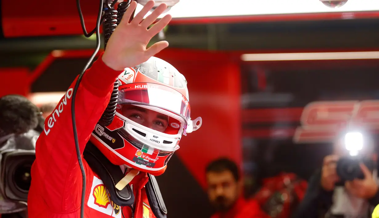 Pembalap Ferrari Charles Leclerc melambaikan tangan selama free practice 1 (FP1) F1 GP Italia di Sirkuit Monza, Jumat (6/9/2019). Charles Leclerc menjadi yang tercepat di FP1 F1 GP Italia dengan mencatatkan waktu 1 menit 27,905 detik. (AP Photo/Antonio Calanni)
