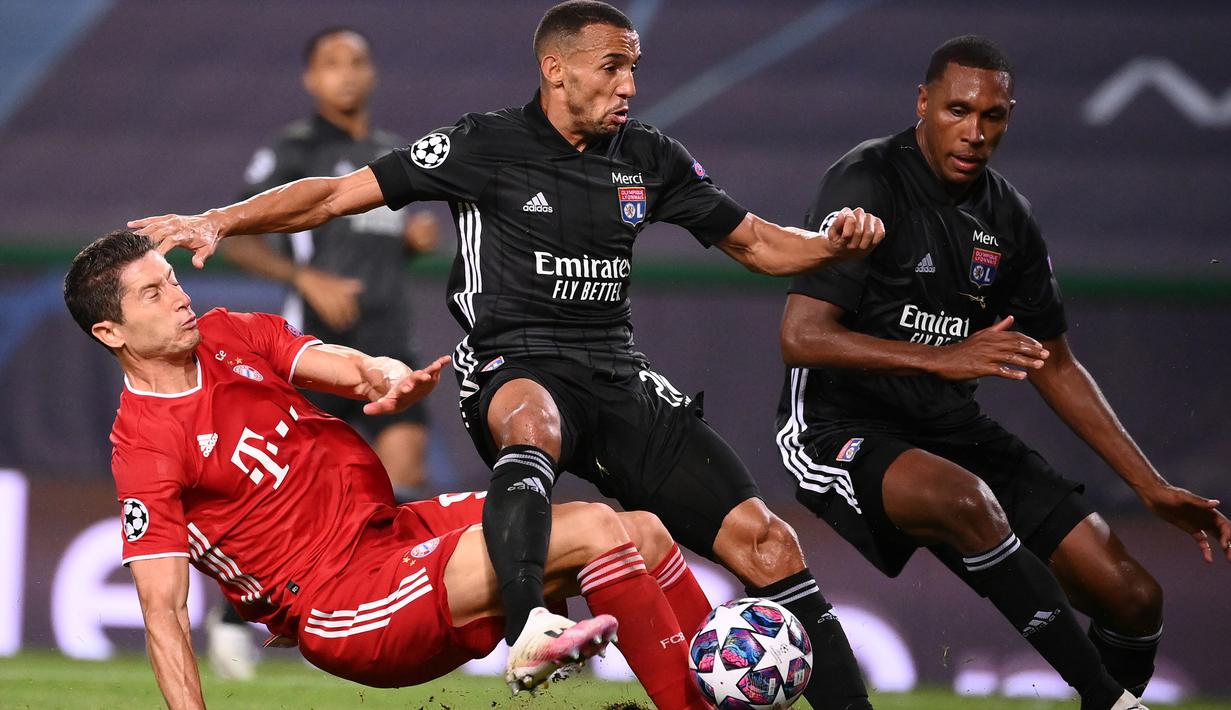 Penyerang Bayern Munchen, Robert Lewandowski, berebut bola dengan bek Olympique Lyon, Marcal, pada semifinal Liga Champions 2019/2020 di Estadio Jose Alvalade, Kamis (20/8/2020) dini hari WIB. Bayern Munchen menang 3-0 atas Lyon. (AFP/Franck Fife/pool)