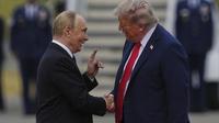 Presiden Donald Trump menyambut Presiden Rusia Vladimir Putin di Pangkalan Gabungan Elmendorf-Richardson, Alaska,&nbsp;Amerika Serikat, Jumat (15/8/2025). (Dok. AP/Julia Demaree Nikhinson)