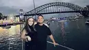 Mengunggah potret seru liburan bersama dalam media sosial Instagram, potret ini ia abadikan jelang malam pergantian tahun. Momen ini terasa romantis manakala menikmati indahnya pemandangan senja di Sydney bersama suami dari atas kapal. (Liputan6.com/IG/@therealmomogeisha)