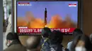 <p>Sebuah layar TV terlihat melaporkan peluncuran rudal Korea Utara dengan rekaman file selama program berita di Stasiun Kereta Api Seoul, Seoul, Korea Selatan, Kamis (13/4/2023). Korea Utara meluncurkan rudal balistik yang mendarat di perairan antara Semenanjung Korea dan Jepang pada hari ini. (AP Photo/Lee Jin-man)</p>