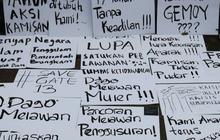 FOTO: Unjuk Rasa Aktivis HAM Berdiam Diri dan Menutup Mata Memperingati 17 Tahun Aksi Kamisan di Istana Negara
