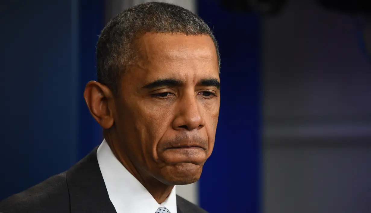 Presiden AS Barack Obama memberikan pernyataan terkait serangan bom di Perancis, Jumat (13/11/2015). Obama berjanji akan membantu Perancis menangkap pelaku serangan bersenjata ini. (AFP Photo/Jim Watson)