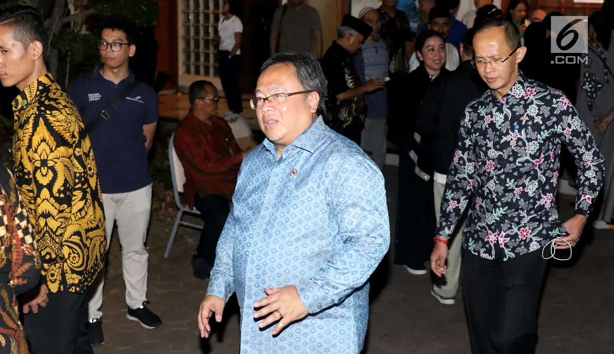 Menteri PPN/Kepala Bappenas Bambang Brodjonegoro melayat ke rumah duka Presiden RI ke-3 BJ Habibie di Patra Kuningan, Jakarta, Rabu (11/9/2019). BJ Habibie wafat pada hari Rabu di usia 83 tahun dan akan dimakamkan pada hari Kamis di TMP Kalibata setelah salat Dzuhur. (Liputan6.com/Angga Yuniar)