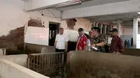Eri Cahyadi saat sidak ke tempat pemotongan babi di Pegirian Surabaya. (Istimewa)
