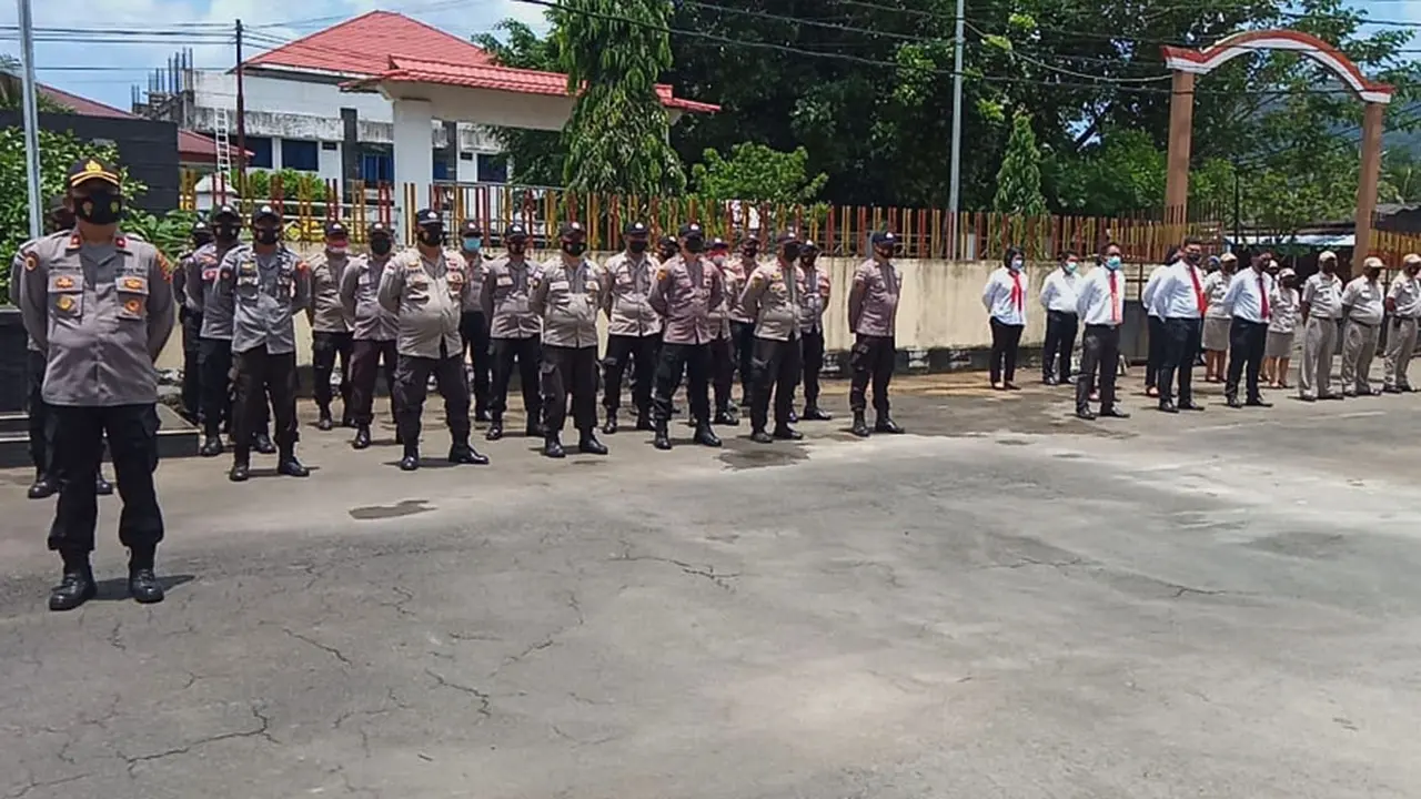 Personil Polres Kepulauan Sangihe menerima arahan dari Kapolda Sulut.