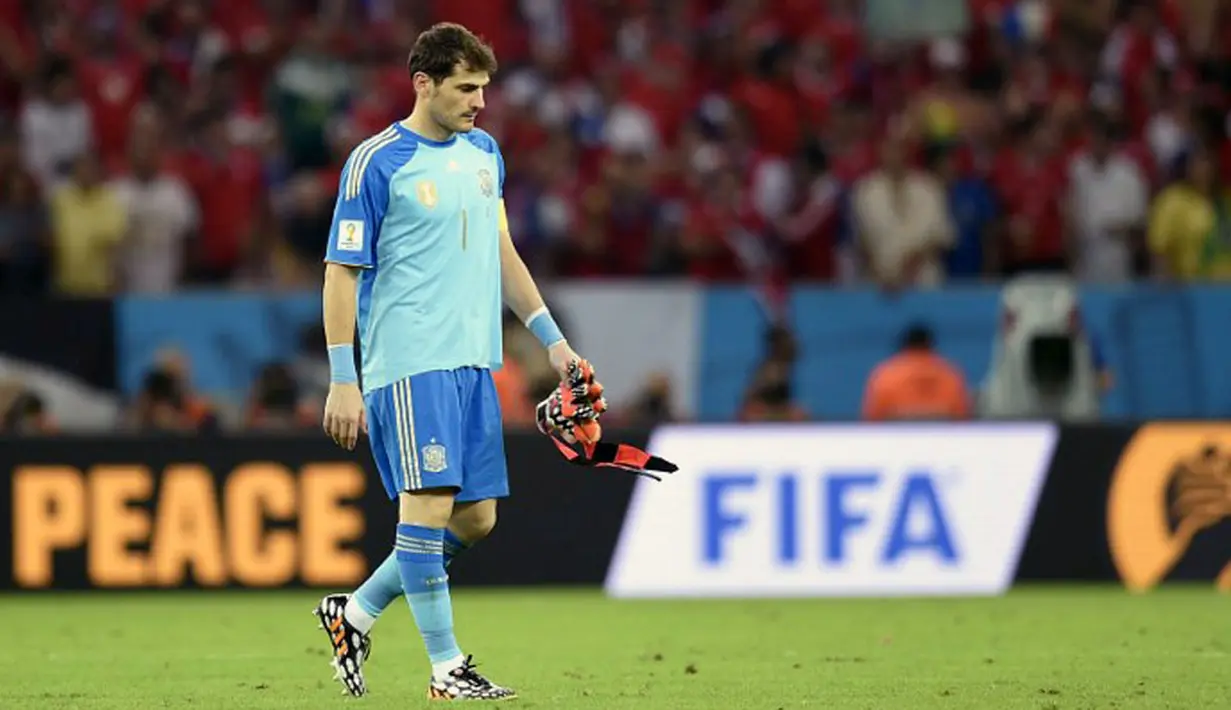 Kapten Timnas Spanyol, Iker Casillas, tertunduk usai dikalahkan Chile 0-2 di Stadion Maracana, Rio de Janeiro, Brasil, (19/6/2014). (AFP PHOTO/Lluis Gene)