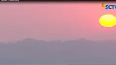 Setelah puas berburu sunrise, destinasi selanjutnya yang tak kalah indah dan cukup menantang di Purwakarta adalah tebing parang.