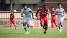 Kapten tim PSS Sleman, Fachruddin Aryanto (kiri) berebut bola dengan pemain Semen Padang, Kenneth Ngwoke pada laga pekan ke-3 BRI Liga 1 2024/2025 di Lapangan STIK-PTIK, Jakarta Selatan, Senin (26/8/2024). (Bola.com/Bagaskara Lazuardi)