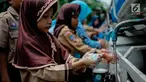 Sejumlah siswa mempraktikan cuci tangan yang benar ketika memperingati Hari Cuci Tangan Pakai Sabun Sedunia di Jakarta, Rabu (17/10). Kegiatan tersebut untuk mengajarkan kepada siswa tentang pentingnya menjaga kesehatan. (Liputan6.com/Faizal Fanani)