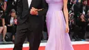 Pasangan selebritis, George dan Amal Clooney berpose di atas karpet merah Venice Film Festival ke-74 di Italia, 2 September 2017. Amal terlihat sangat anggun dengan lipstik merahnya, dan juga rambut yang sedikit bergelombang. (Joel Ryan/Invision/AP)