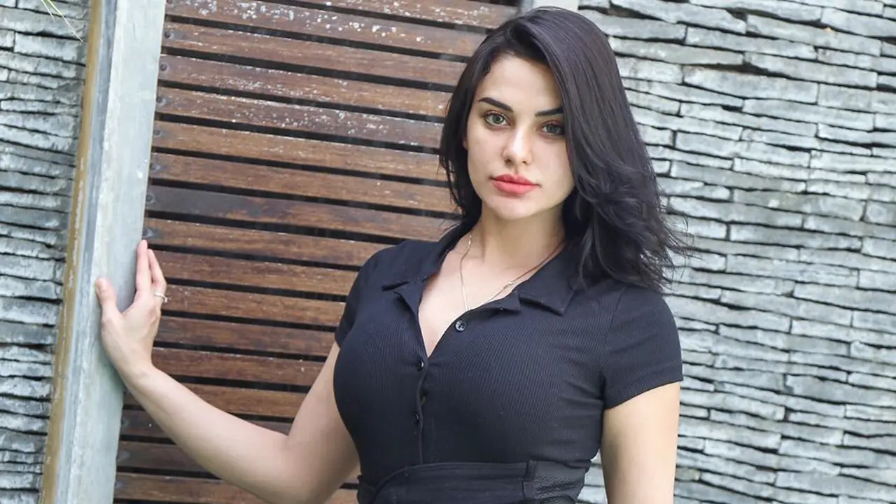Gaya Kasual Nora Alexandra Kenakan Baju Berwarna Hitam. (Sumber: Instagram/ncdpapl)