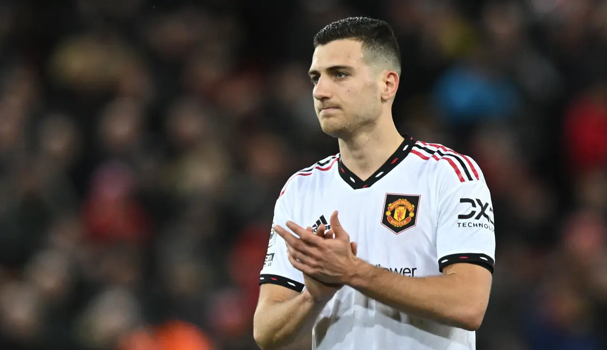 Bek Manchester United, Diogo Dalot bereaksi usai pertandingan melawanLiverpool pada pertandingan lanjutan Liga Inggris di stadion Anfield, Inggris, Minggu (5/3/2023). Liverpool memenangkan pertandingan melawan Manchester United dengan skor telak 7-0. (AFP Photo/Paul Ellis)