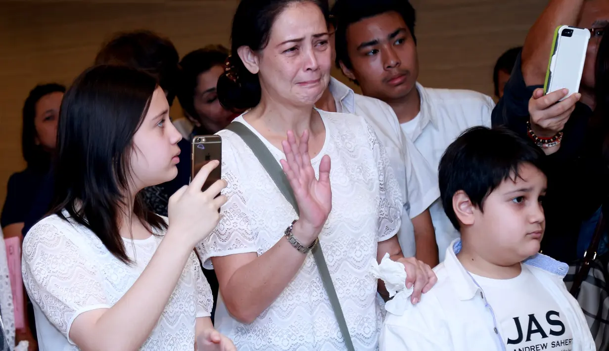 Roweina dan anak-anak melepas jenazah James Sahertian sebelum dikremasi. Air mata Roeweina kembali tumpah. (Wimbarsana/bintang.com)