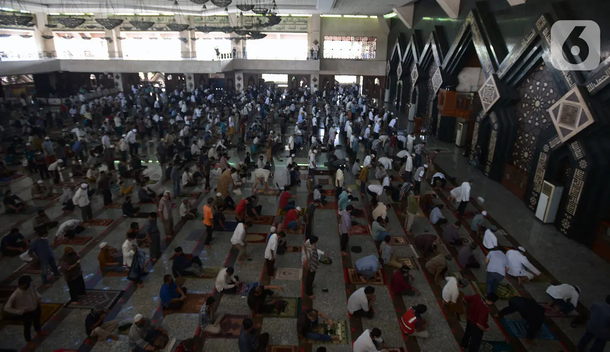Jemaah melaksanakan ibadah salat Jumat di Masjid Agung At-Tin, Jakarta, Jumat (5/6/2020). Sejumlah masjid di Jakarta menggelar salat Jumat karena sudah memasuki masa PSBB transisi menuju new normal. (merdeka.com/Imam Buhori)