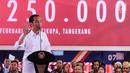 Presiden Jokowi memberikan sambutan pada acara Pelepasan Kontainer Ekspor Mayora ke-250.000 ke Filipina di pabrik Mayora di Cikupa Tangerang, Senin (18/2). PT. Mayora Indah telah mengekspor lebih dari 100 negara. (Liputan6.com/Fery Pradolo)