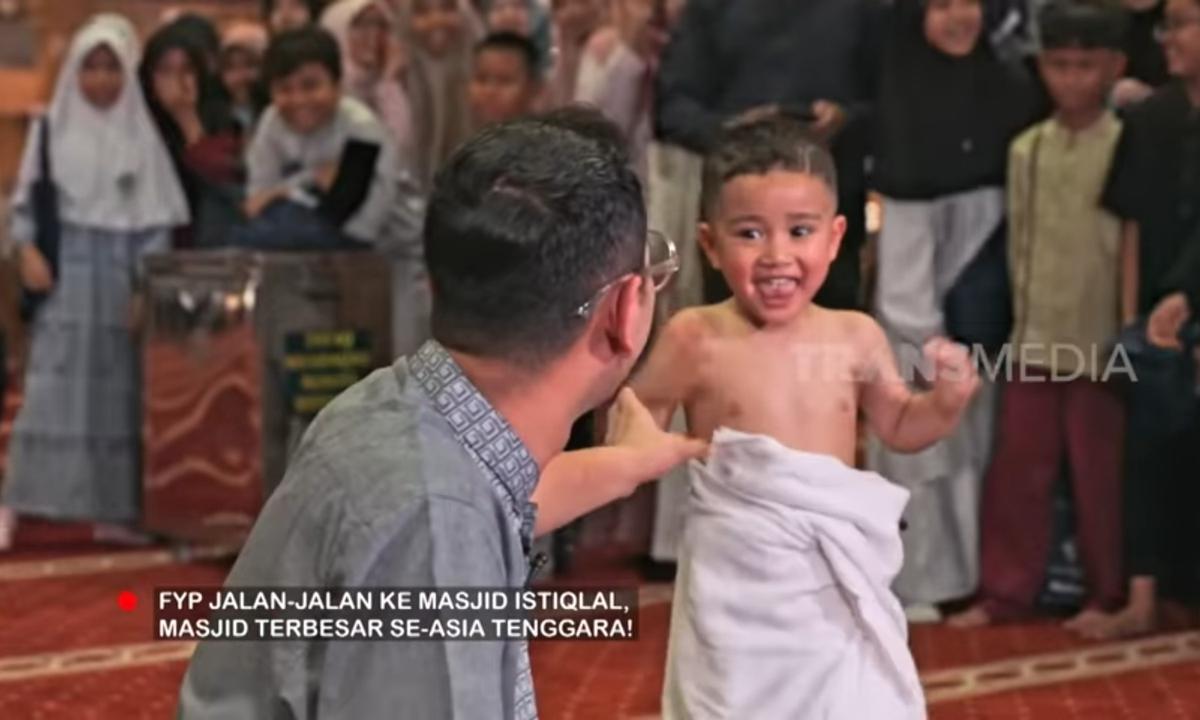 Deretan Tingkah Lucu Rayyanza saat Kunjungi Masjid Istiqlal, Ngaji Sambil 'Akrobat' Hingga Jumpa Penggemar