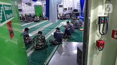 Puluhan prajurit TNI menggelar pengajian dari Kapal KRI Semarang di Kepulauan Seribu, Jakarta, Senin malam (11/1/2021). Pengajian ini digelar untuk mendoakan para korban jatuhnya pesawat Sriwijaya Air SJ 182 dengan rute Jakarta-Pontianak di perairan Kepulauan Seribu. (Liputan6.com/Faizal Fanani)