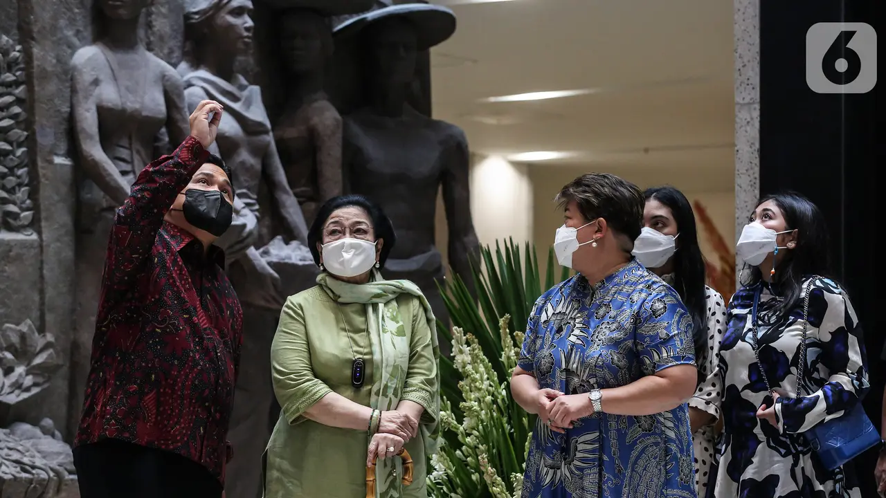 Bersama Menteri BUMN, Megawati Soekarnoputri Menikmati Karya Seni di Sarinah