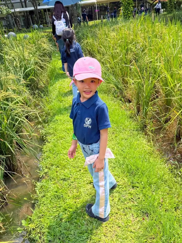 Putri Shandy Aulia Field Trip Sekolah kompak pakai topi pink. [@shandyaulia]