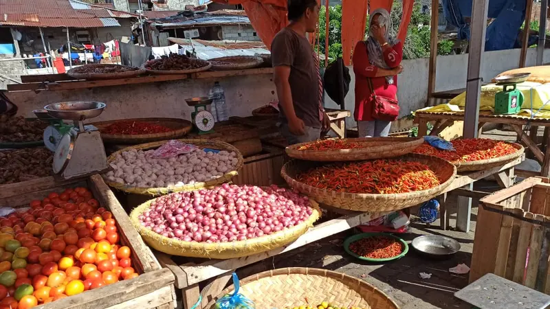 Pasar Pinasungkulan Karombasan, Manado, salah satu pasar tradisional yang ramai dukunjungi warga.