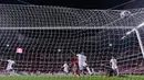 Gelandang Prancis, N'Golo Kante, mencetak gol ke gawang Portugal pada laga UEFA Nations League di Stadion Da Luz, Minggu (15/11/2020). Prancis menang dengan skor 1-0. (AP/Armando Franca)