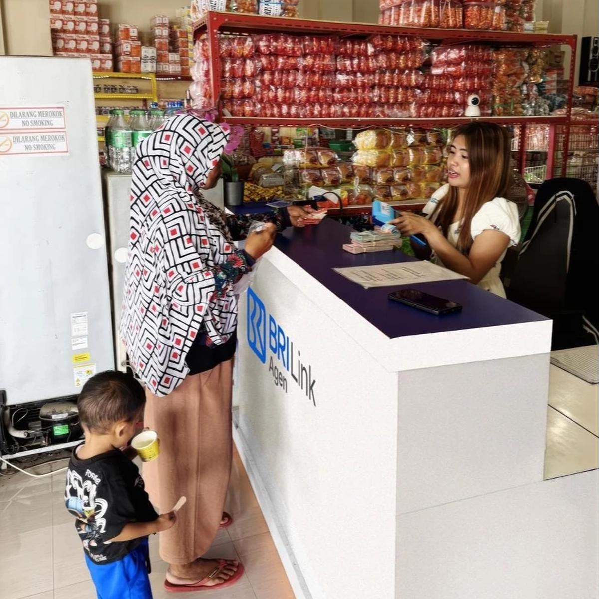 BRILink Agen 'Rieche Endah' Bantu Permudah Transaksi Perbankan Warga di Sumbawa