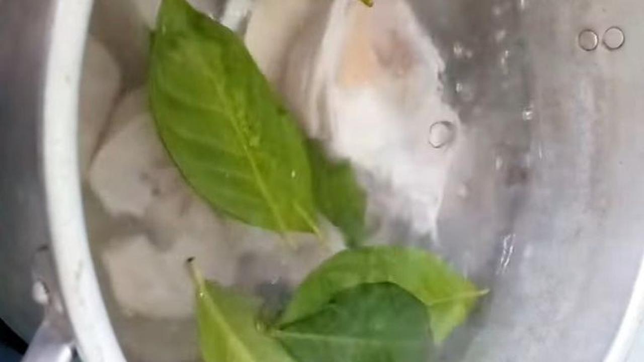 Masukkan Daun Salam dan Kikil