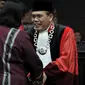 Hakim Konstitusi Aswanto beserta istri menerima ucapan selamat usai dilantik sebagai Wakil Ketua Mahkamah Konstitusi (MK) di Gedung Mahkamah Konstitusi, Jakarta, Selasa (26/3). Aswanto terpilih sebagai Wakil Ketua MK periode 2019-2021 lewat mekanisme pemungutan suara. (merdeka.com/ Iqbal S. Nugroho)