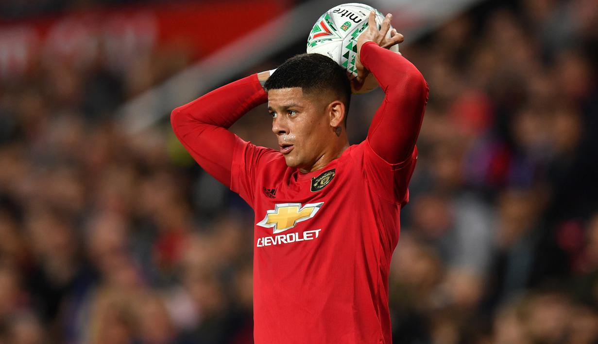 Marcos Rojo. Bek tengah berusia 32 tahun yang sejak tengah musim 2020/2021 membela Boca Juniors ini sebelumnya berseragam Manchester United selama 6,5 musim. Ia didatangkan MU dari Sporting Lisbon pada awal musim 2014/2015 dengan nilai transfer 20 juta euro. Tak mampu menampilkan aksi terbaiknya, ia pun gagal menjadi pilihan utama selama berseragam MU meski mampu meraih beberapa trofi untuk Setan Merah. Total ia tampil dalam 122 laga di semua ajang dengan torehan 2 gol dan 4 assist. (AFP/Paul Ellis)