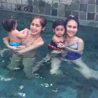 Ayu Ting Ting dan Jessica Iskandara (Instagram/@mom_ayting92_)