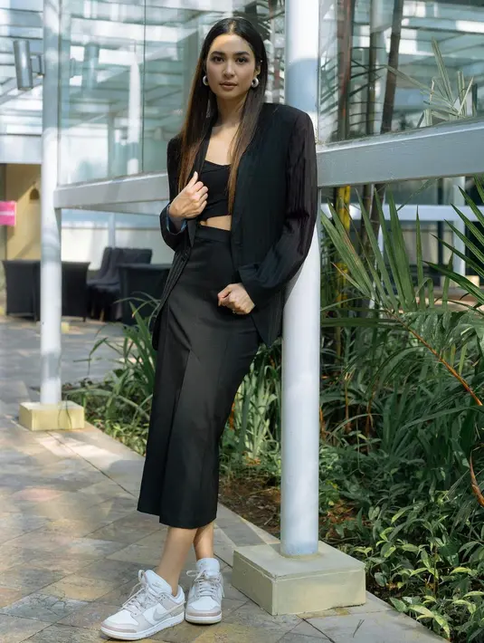 Outfit serba hitam Mikha Tambayong di sini bisa jadi inspirasi work wear. Ia memadukan inner crop top hitam ditumpuknya dengan blazer dan dipadu midi skirt yang semuanya berwarna hitam. [Foto: Instagram/miktambayong]