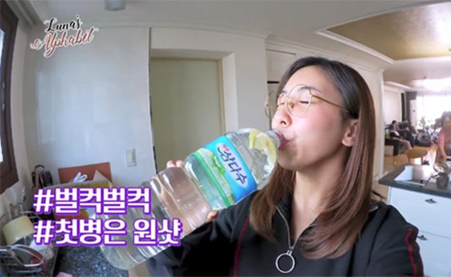 Luna minum air lemon setiap hari/copyright Koreaboo