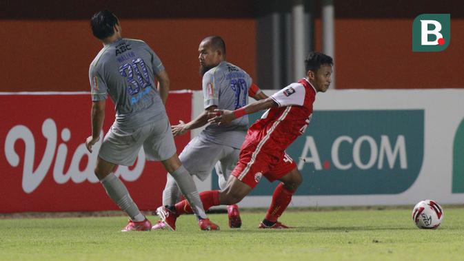 Gelandang Persija Jakarta, Osvaldo Haay (kanan) melewati dua pemain Persib Bandung dalam laga leg pertama final Piala Menpora 2021 di Stadion Maguwoharjo, Sleman, Kamis (22/4/2021). Persija menang 2-0. (Bola.com/M Iqbal Ichsan)