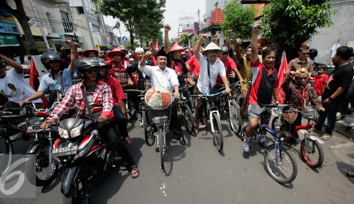 Para simpatisan mengantar pasangan calon walikota dan wakil walikota Yogyakarta Imam Priyono-Ahmad Fadli mendaftarkan di KPUD kota Yogyakarta, Rabu (21/9). Imam-Fadli diusung PDIP, Nasdem dan PKB. (Liputan6.com/Boy Harjanto)