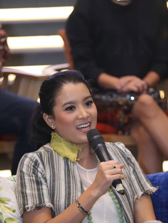 Keinginan untuk melanjutkan studinya ini karena keinginan istri Ananda Mikola untuk menjadi advokat atau pengacara. (Nurwahyunan/Bintang.com)