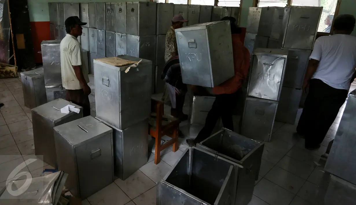 Suasana di Gudang Penyimpanan Kotak Suara Pengadegan, Jakarta Selatan, Senin (2/1). Rencananya kotak tersebut akan didistribusikan untuk 65 kelurahan se Jakarta Selatan (Liputan6.com/Johan Tallo)
