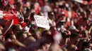 Seorang penonton memegang poster bertuliskan nama bintang timnas Denmark, Christian Eriksen menjelang laga grup B Euro 2020 di stadion Parken, Kamis (17/6/2021). Duel Denmark vs Belgia berhenti sejenak pada menit ke-10 untuk memberi penghormatan kepada Eriksen. AP Photo/Martin Meissner, Pool)