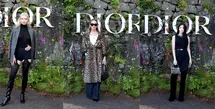 Anya Taylor-Joy mengenakan jaket wol dan sutra abu-abu Dior Winter 2024-2025 dengan turtleneck kasmir hitam dan celana pendek rajutan. Dia juga memakai sepatu Dior. [Dok/Dior]