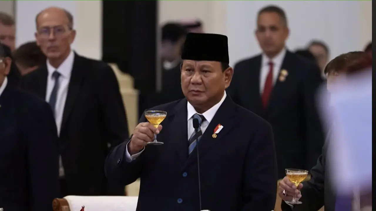 Presiden Prabowo Subianto menjamu sejumlah tamu dari dari negara sahabat saat jamuan makan malam bersama di Istana Merdeka Jakarta, Minggu (20/10/2024). Sebelum memulai makan, Prabowo mengawalinya dengan ritual bersulang.
