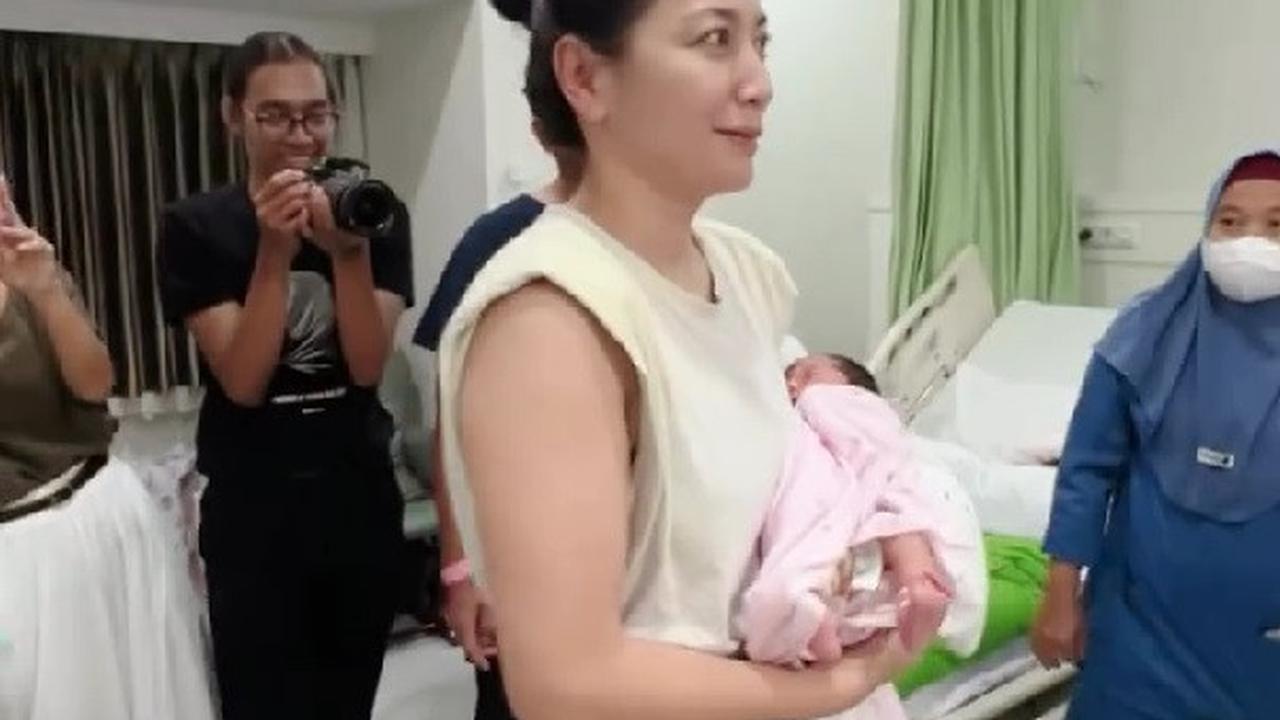 Momen Ayu Ting Ting dan Pemain &ldquo;LAPOR PAK&rdquo; Jenguk Kiky Saputri Usai Lahiran, Wajah Baby Kayya Bikin Gemas