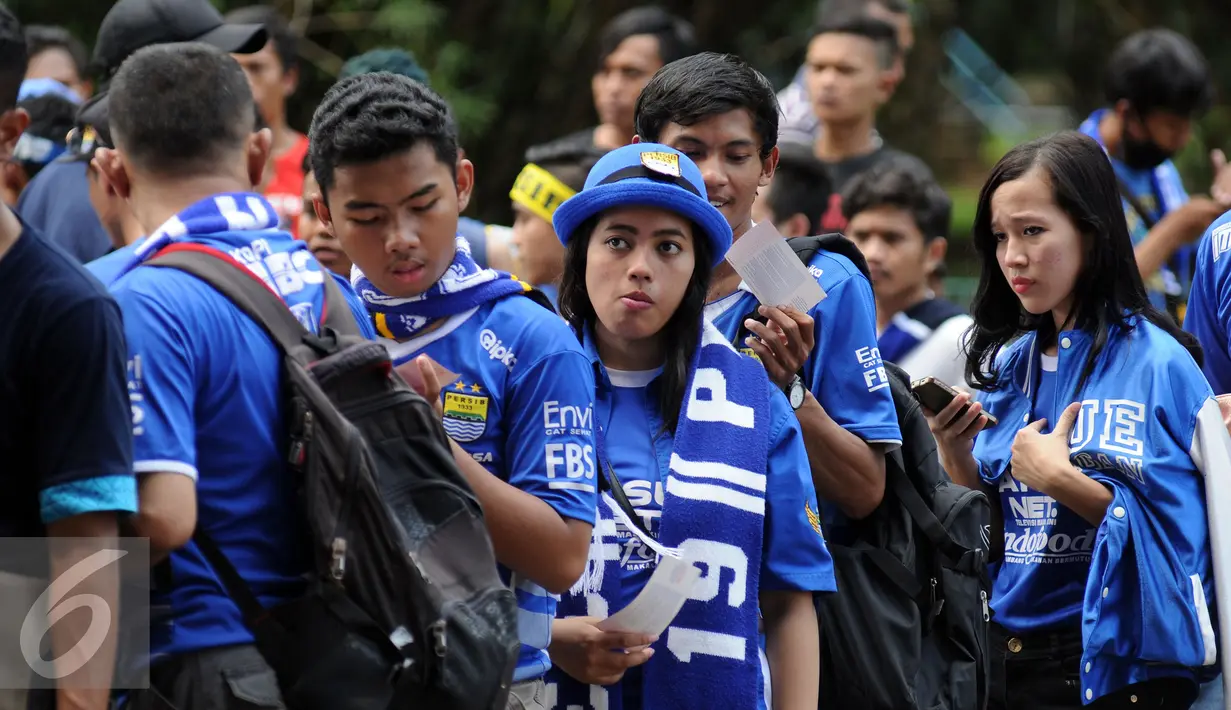 Beberapa suporter wanita Persib rela antri untuk masuk ke dalam Stadion GBK Jakarta, Minggu (3/4/2016). Ribuan suporter Persib memadati Stadion GBK Jakarta untuk menyaksikan laga final Piala Bhayangkara 2016. (Liputan6.com/Helmi Fithriansyah)
