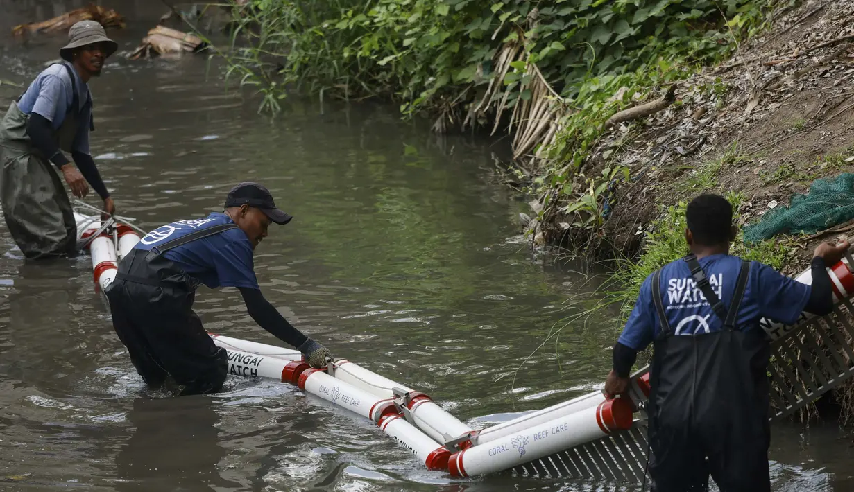Penjangkauan masyarakat adalah bagian penting dari komunitas Sungai Watch untuk memerangi sampah plastik. (David GANNON/AFP)