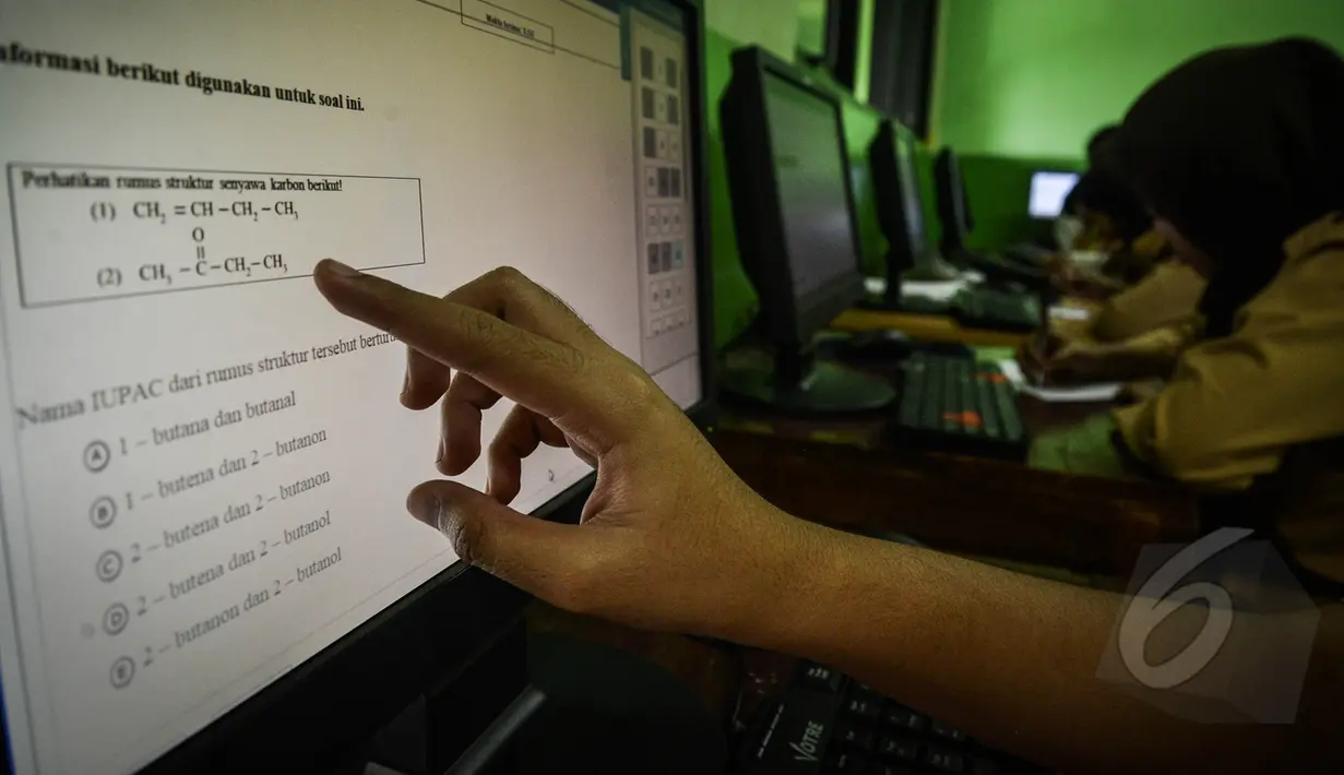 Tampak soal pelajaran saat uji coba Ujian Nasional berbasis Komputer, di SMA Negeri 30, Jakarta, Rabu (1/4/2015). Kemendikbud akan melakukan ujicoba ujian nasional (UN) online mulai pekan depan. (Liputan6.com/Faizal Fanani)
