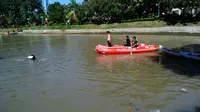 Tim SAR gabungan mencari seorang remaja yang tenggelam di Sungai Rolak Wedok, Surabaya, Jawa Timur. (Liputan6.com/Dian Kurniawan)