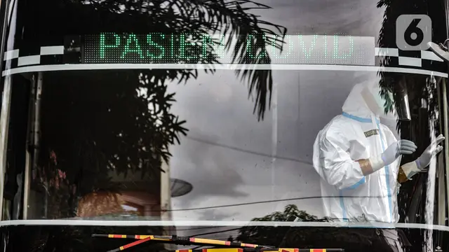 FOTO: Bus Sekolah Evakuasi Pasien COVID-19 ke Wisma Atlet