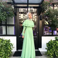 Dress panjang warna hijau pastel. (laudyacynthiabella/instagram)