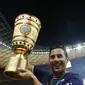 Pemain Bayern München, Claudio Pizarro mengangkat trofi DFB Pokal usai membungkam Borussia Dortmund 2-0 di Olympiastadion, Berlin (18/5/2014). (REUTERS/Tobias Schwarz)