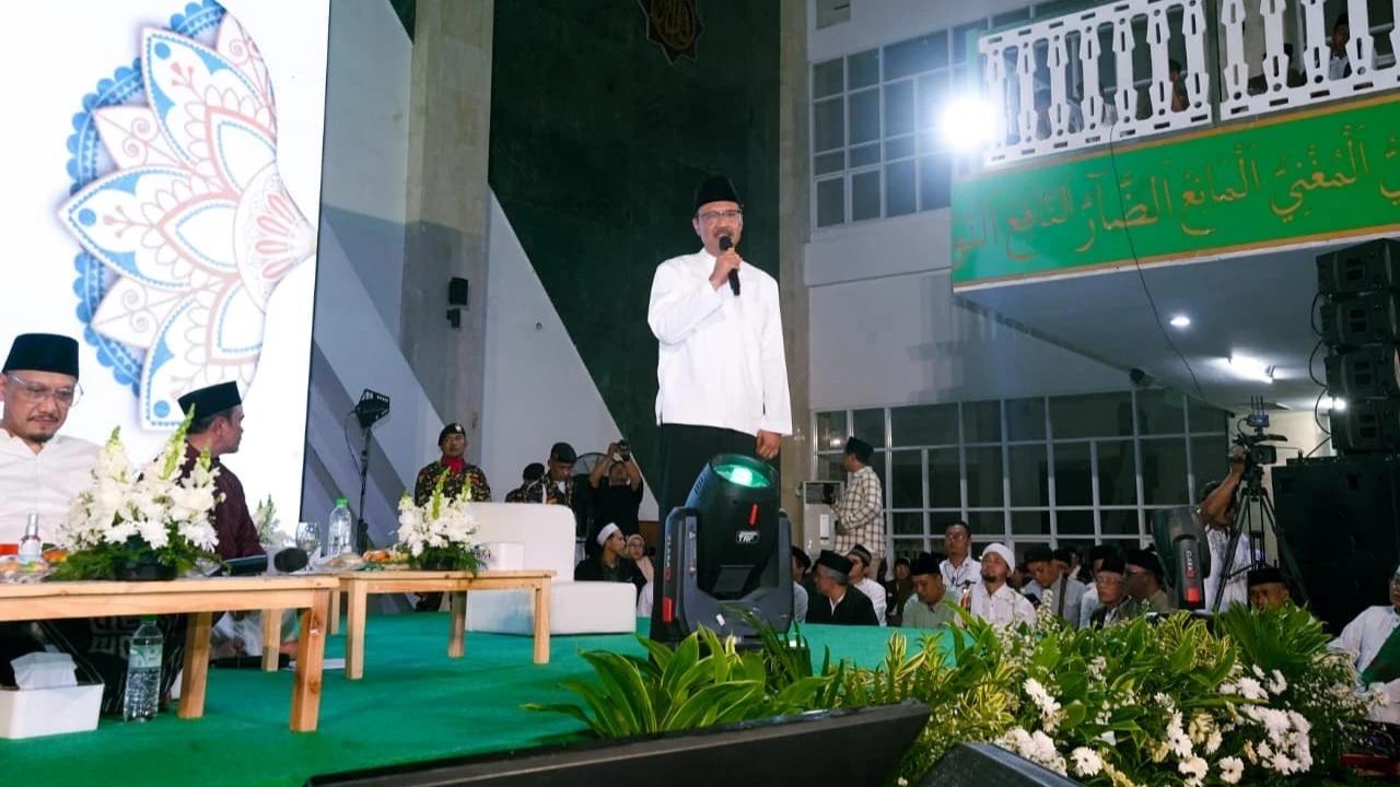 Gus Ipul saat doa bersama Satu NU, Satu Bangsa yang digelar di Masjid Raya KH Hasyim Asy’ari,